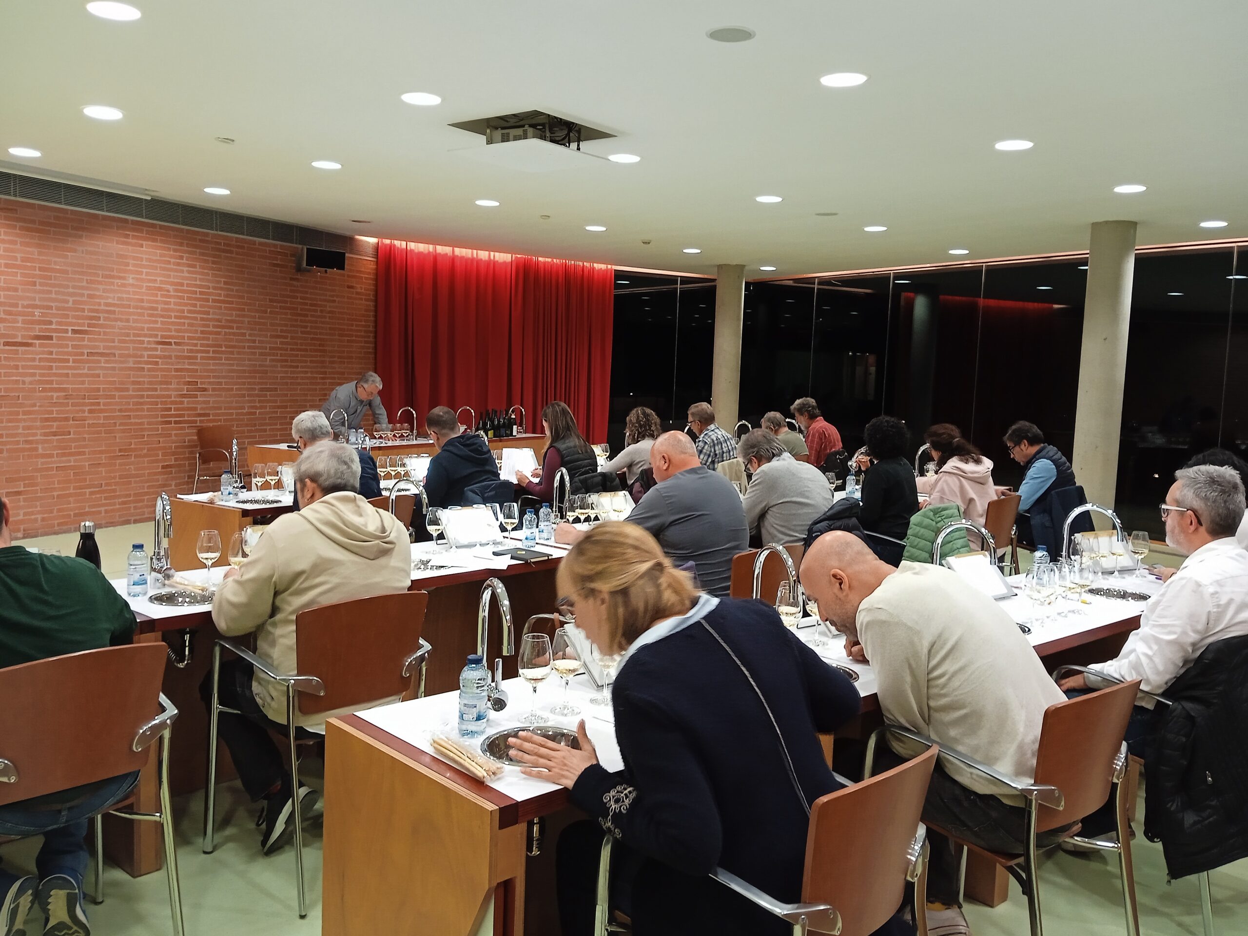 Read more about the article Tercera sessió del taller de tast: Històries dels vins a càrrec de l’enòleg Lluís Ràfols.